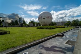Balloon;-Canal;-Captive-balloon;-Clouds;-Fifteenth-arrondissement;-France;-Generali;-Glass-building;-Helium;-Kaleidos;-Kaleidos-images;-La-parole-à-limage;-Lawn;-Paris;-Reflection;-Sky;-Stories-Pictures;-Tarek-Charara